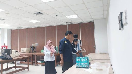 Rumpun Fisika UNJ Fasilitasi Pengujian Sampel Menggunakan Furnace bagi Siswa SMAN 106 Jakarta