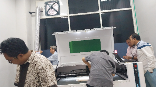 Laboran Fisika UNJ Ikuti Pelatihan Laser Cutting dalam Kegiatan PLP Fakultas