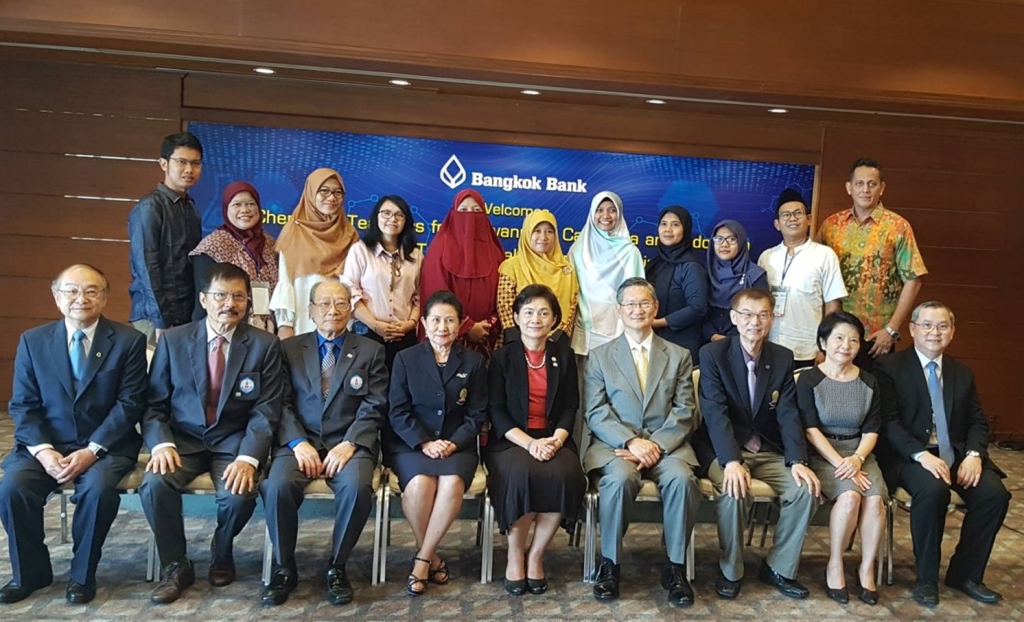 10 Guru Kimia dari Indonesia beserta Presiden Bangkok Bank (ke-4 dari kanan), Prof. Supawan Tantayanon (ke-4 dari kiri), Prof. Prof. Supa Hannongbua (ke-5 dari kanan), dan direksi dari Bangkok Bank